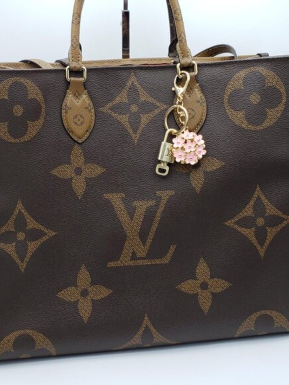 LV Authentic Gold Padlock 🔒 Key Set w/ Unbranded Flower Keychain Charm - Picture 3 of 11